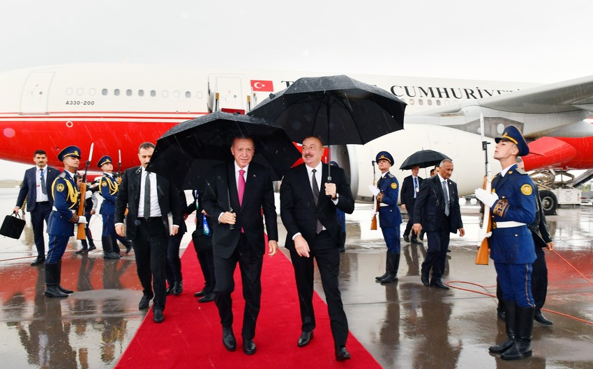 Ilham Aliyev welcomes Recep Tayyip Erdogan at Nakhchivan International Airport 
