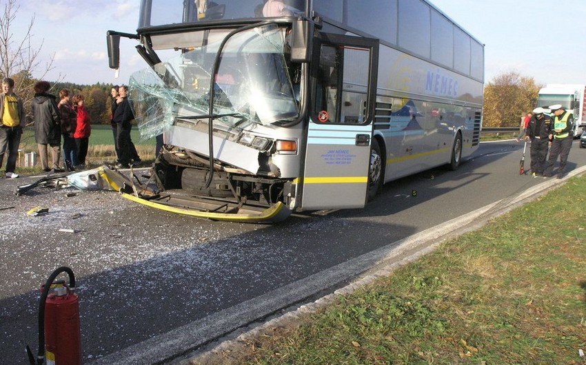 Çində avtobus qəzası baş verib, ölən və yaralananlar var