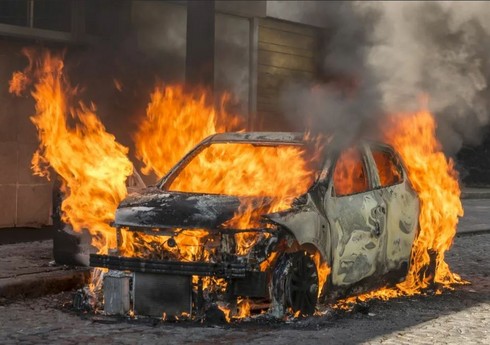 В Билясуваре загорелся автомобиль, есть пострадавший