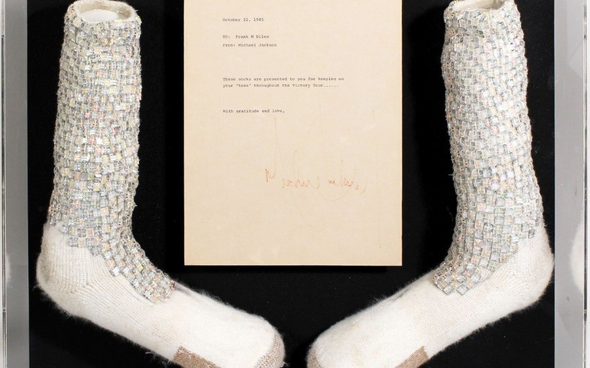 Носки Майкла Джексона могут уйти с молотка за миллион долларов