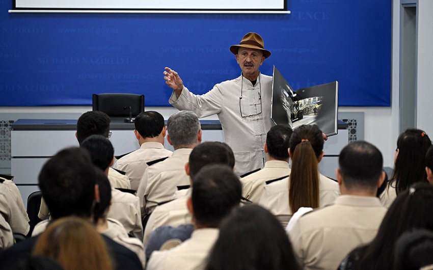 Azerbaijani Defense Ministry hosts meeting with well-known photographer Reza Deghati