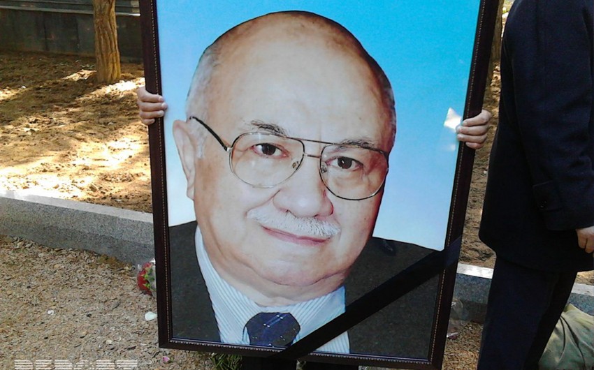 Магсуд Ибрагимбеков похоронен  в первой Аллее почетного захоронения