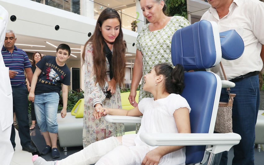 Leyla Əliyeva Bona Dea Beynəlxalq Hospitalında müalicə olunan uşaqlarla görüşüb
