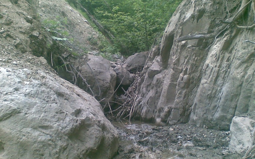 ​В Огузе 28-летний парень упал со скалы, его поиски продолжаются
