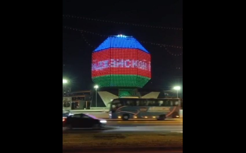 Belarus Milli Kitabxanasının binası Azərbaycan bayrağının rəngləri ilə işıqlandırılıb
