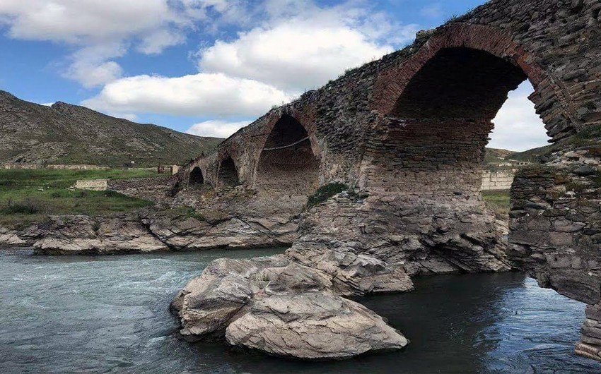В Карабахе в прошлом году начались работы на 2700 км автодорог и 90 мостах 