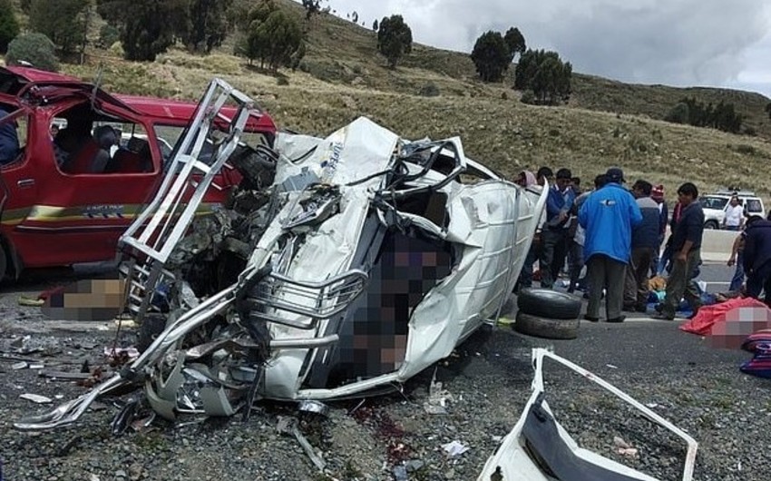 Boliviyada avtobus yük maşını ilə toqquşub, 24 nəfər ölüb