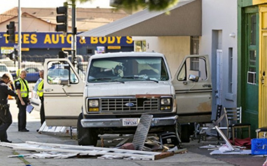 В Лос-Анджелесе автомобиль врезался в толпу людей, восемь человек пострадали