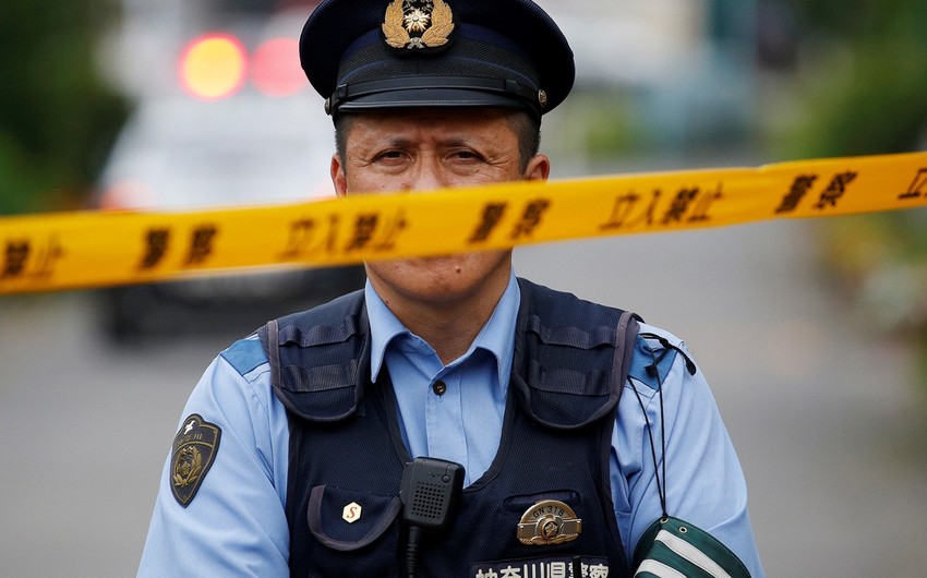 Неизвестный в Японии напал на полицейского с ножом и забрал его пистолет