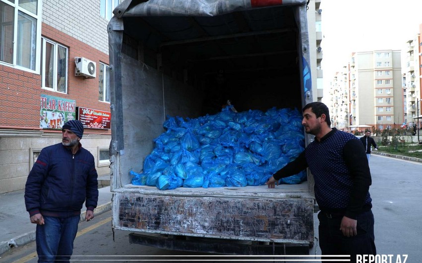 Məcburi köçkün ailələrə bayram sovqatı paylanıb