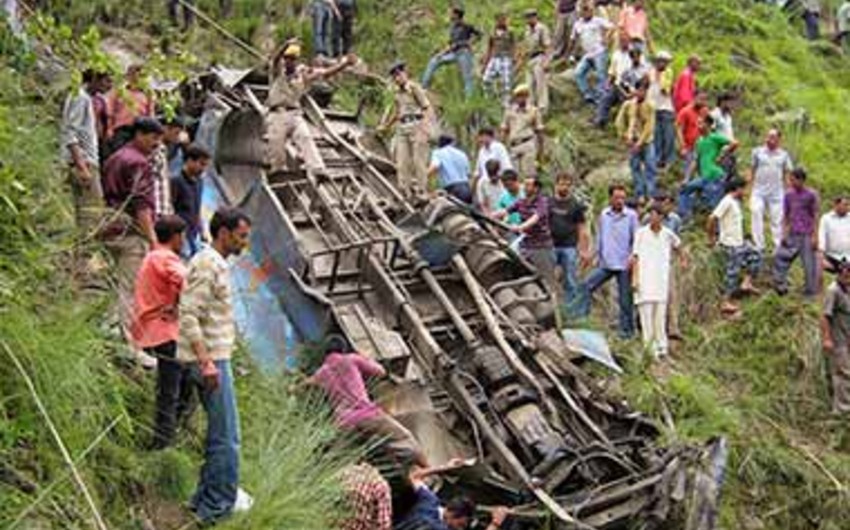 ​В Индии 11 человек погибли в результате падения автомобиля в пропасть
