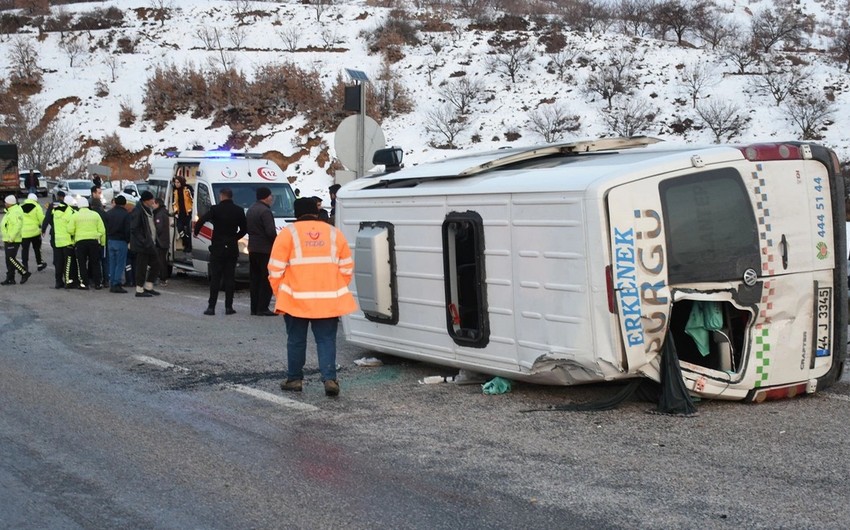 Türkiyədə sərnişin avtobusu aşıb, xəsarət alanlar var 