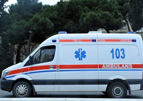 В Баку попавшая под автомобиль пожилая женщина получила тяжелые травмы