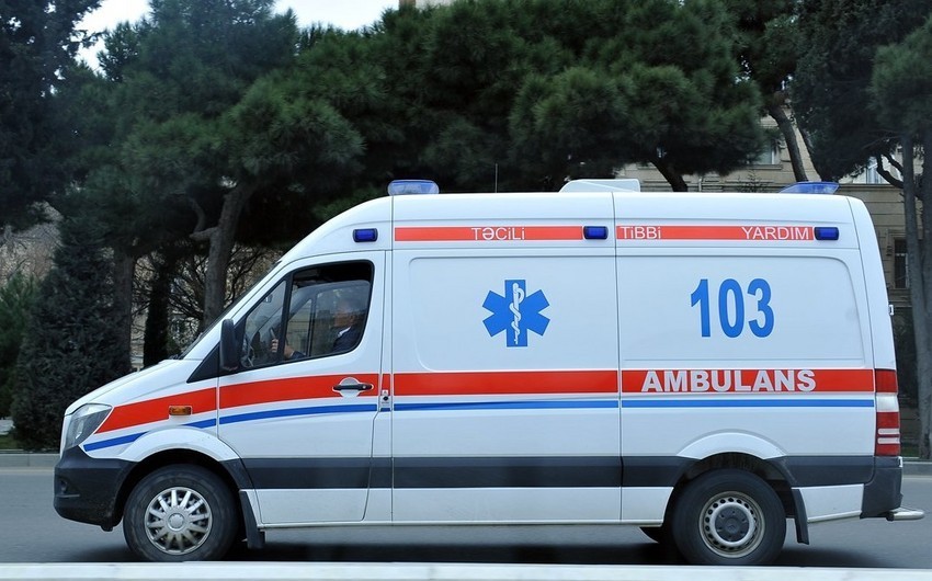 В Баку попавшая под автомобиль пожилая женщина получила тяжелые травмы