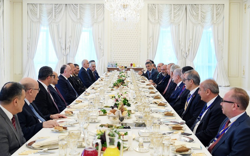 Состоялась встреча президентов Азербайджана и Турции в расширенном составе в рамках рабочего обеда