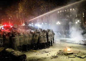 Демонстранты в Тбилиси применили против полиции краску и пиротехнику