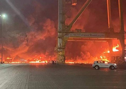 В порту Дубая на территории порта прогремел мощный взрыв