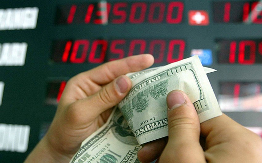 ​Официальный курс доллара в Азербайджане превысил 1,6 манат