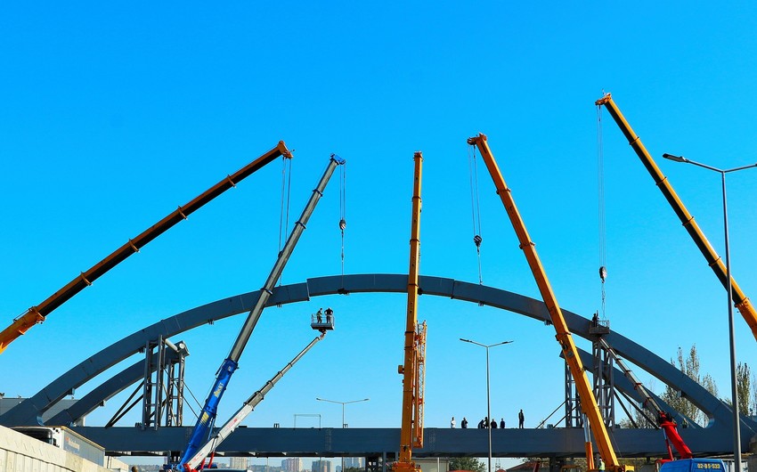 Возведение нового моста близ Хырдаланского круга близится к завершению 