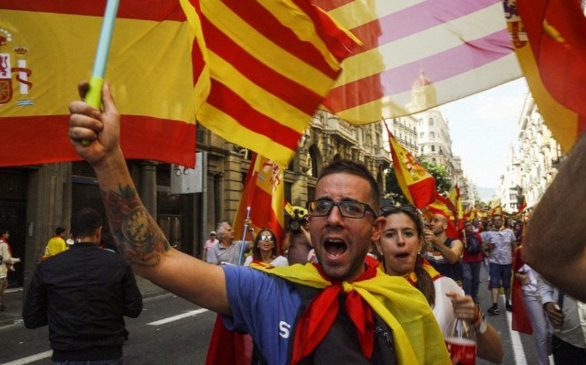 Каталония встретила решение Мадрида об ограничении автономии кастрюльными протестами