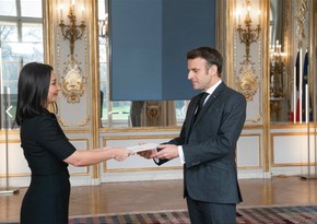 Посол Азербайджана вручила верительные грамоты президенту Франции