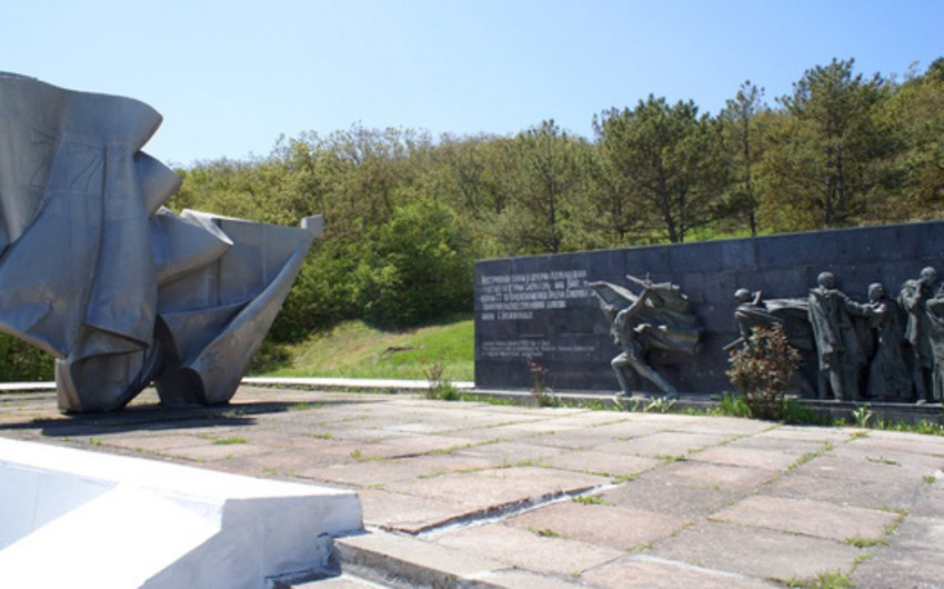 ​Азербайджанцы требуют наказать осквернителей памятника в Севастополе