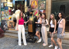 Ukrainian schoolchildren walk around Icherishahar in Baku