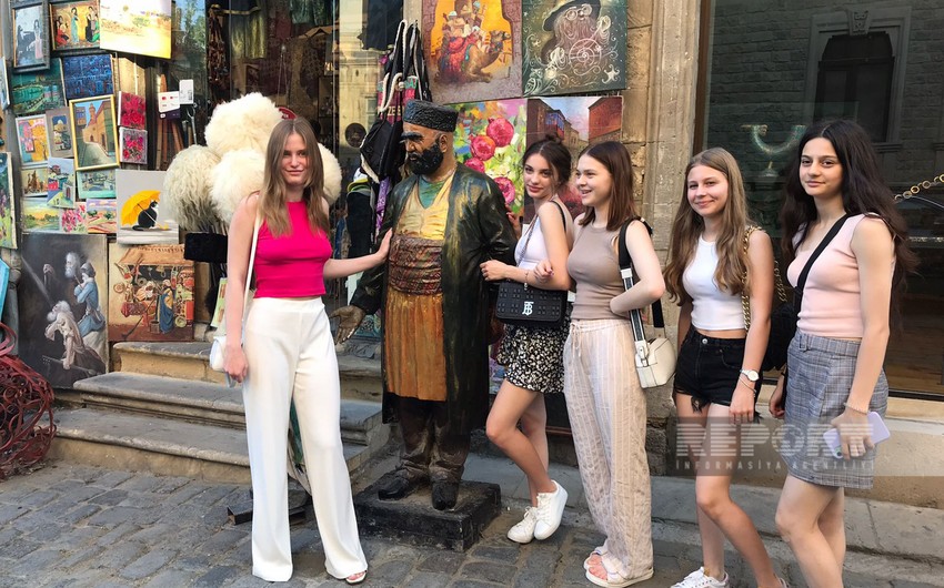 Ukrainian schoolchildren walk around Icherishahar in Baku