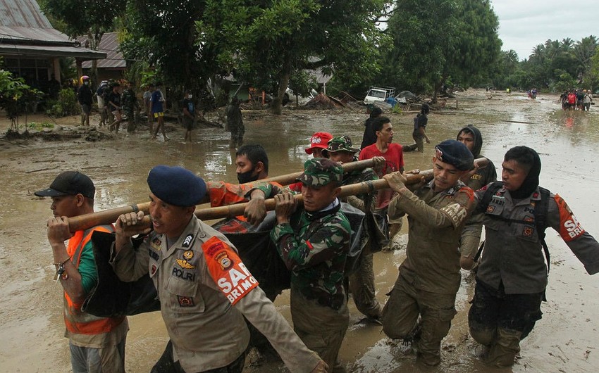İndoneziyada sel zamanı 11 nəfər itkin düşüb