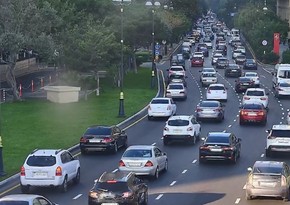 В Баку на ряде улиц затруднено движение транспорта