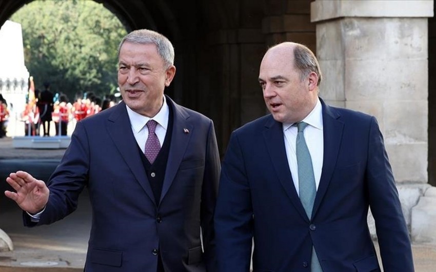 Главы оборонных ведомств Турции и Британии обсудили связи в сфере безопасности 