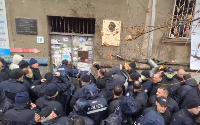 Tbilisidə polislə vətəndaşlar arasında qarşıdurma olub, tanınmış yazıçı saxlanılıb