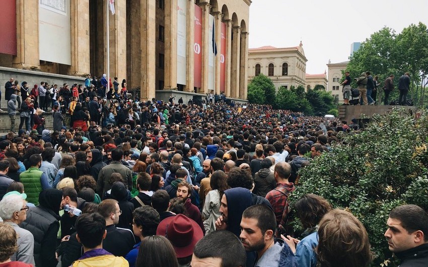 Перед зданием грузинского парламента митингующие организовали концерт