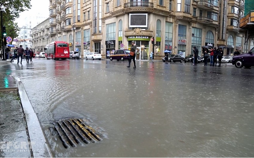 В Баку из-за дождей произошло 5 ДТП, некоторые автомобили вышли из строя
