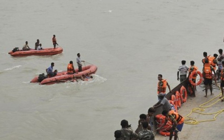 Hindistanda gəmi qəzası nəticəsində 12 turist ölüb, onlarla insan itkin düşüb - FOTO - VİDEO