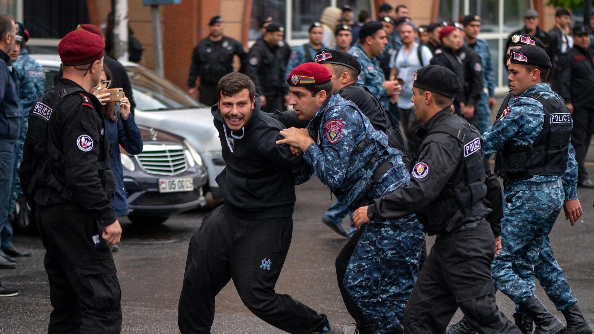Вооруженные люди ворвались в полицию в ереване. Полиция Армении. Полиция Еревана. Synergy арест Ереван.