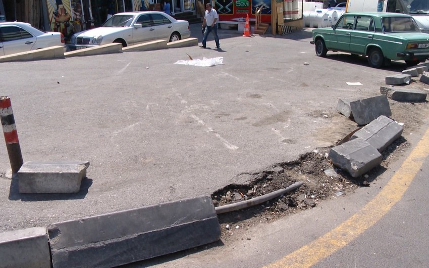 На одной из улиц в Баку тротуар пришел в непригодное состояние - ФОТО