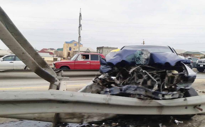 Bakı-Sumqayıt yolunda avtomobil dəmir arakəsməyə çırpıldı - FOTO