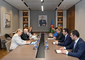 Ceyhun Bayramov həmməruzəçilərlə Azərbaycan-Ermənistan normallaşma prosesini müzakirə edib