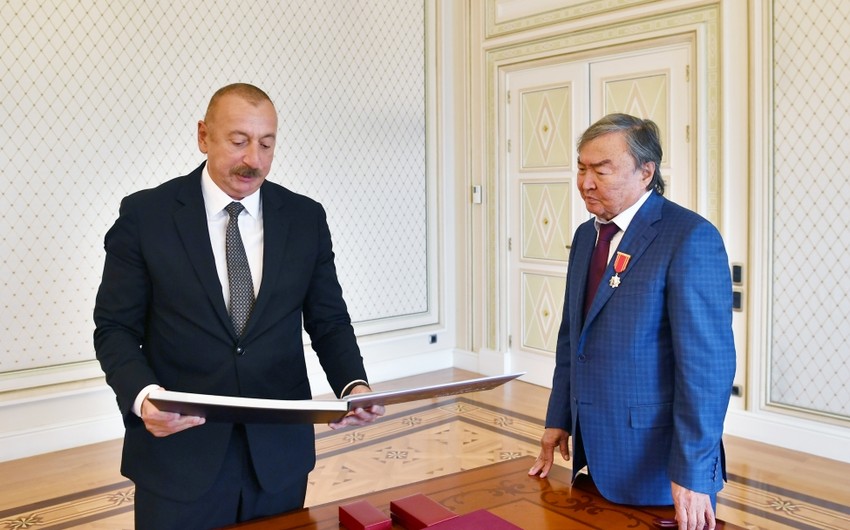 Президент Ильхам Алиев принял выдающегося казахского поэта Олжаса Сулейменова
