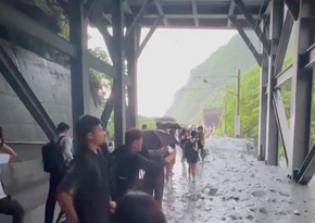 На Тайване поезд с 500 пассажирами частично сошел с рельсов