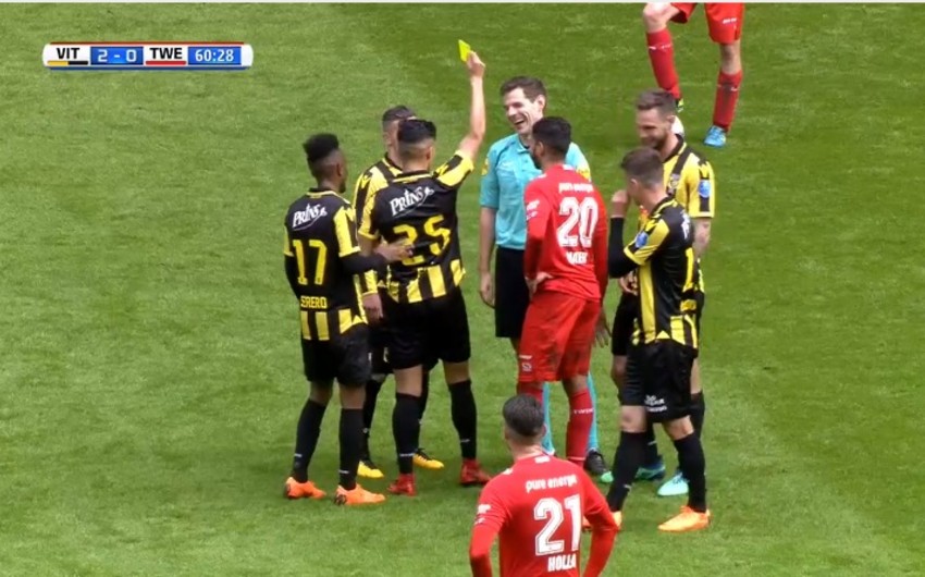 Футболист Витесса показал сбившему его арбитру жёлтую карточку - ФОТО
