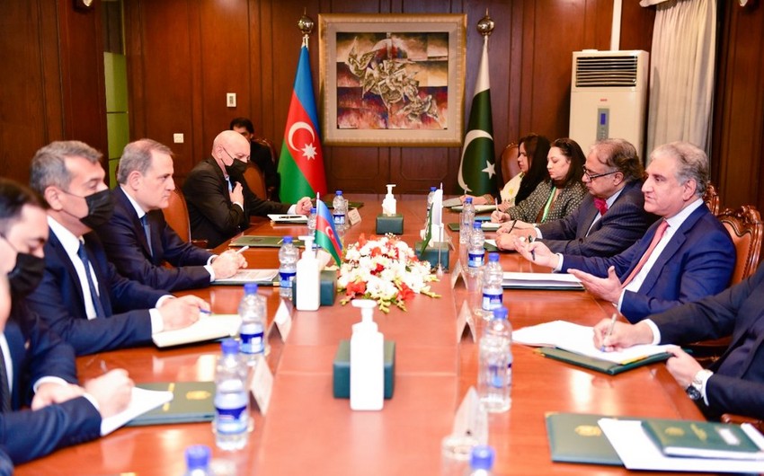 Azerbaijani FM meets Pakistani counterpart