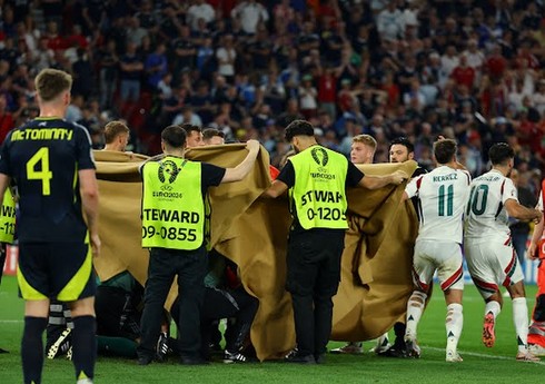 Нападающего сборной Венгрии госпитализировали после столкновения с вратарем шотландцев