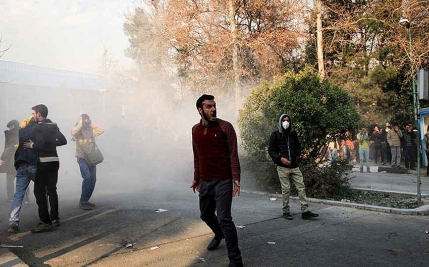 İranda etiraz aksiyaları zaman 25 nəfər ölüb, 400 mitinqçi saxlanılıb