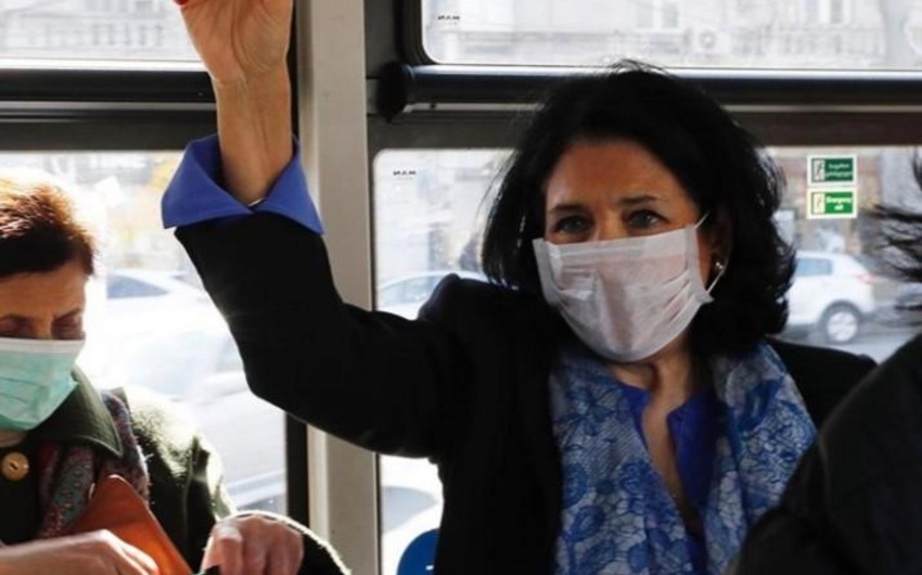 Президент Грузии в медицинской маске в автобусе