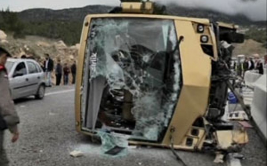 В Индии при падении автобуса в ущелье погибли семь человек