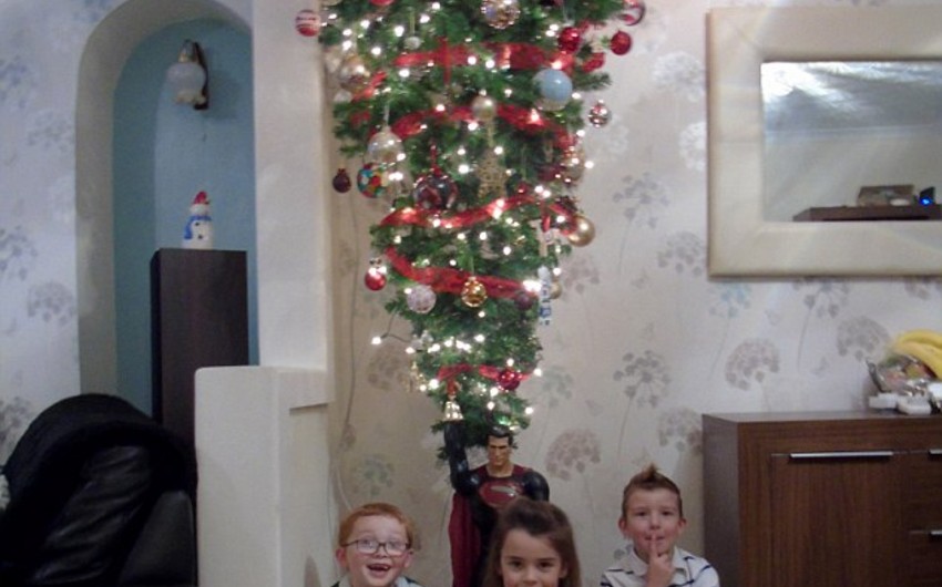 Британская семья установила новогоднюю елку на потолке - ФОТО