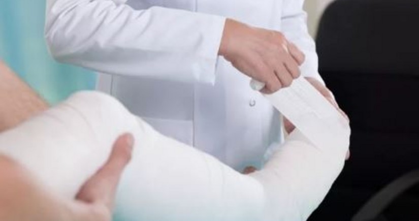 В Баку подросток получил открытый перелом ноги после наезда автомобиля