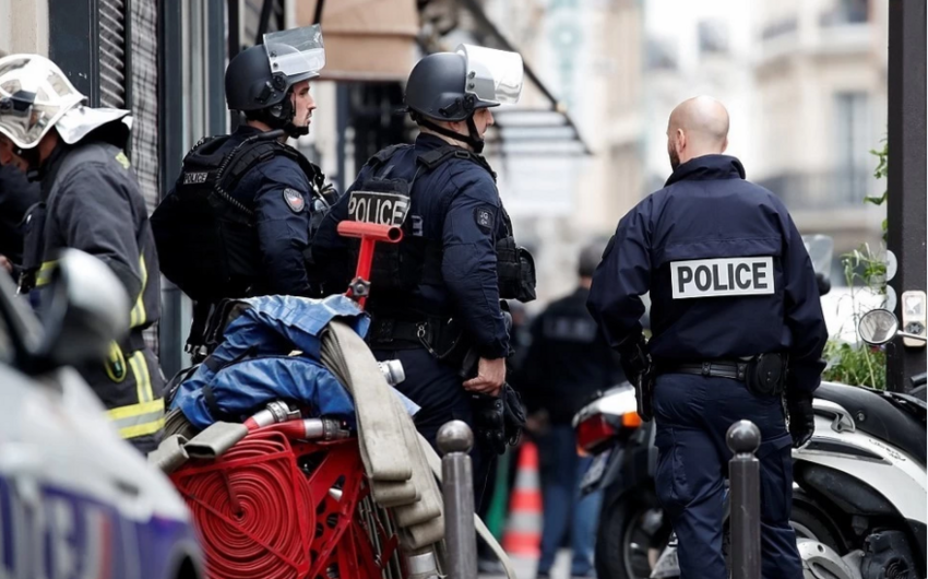Во Франции неизвестный наехал на женщину-полицейского